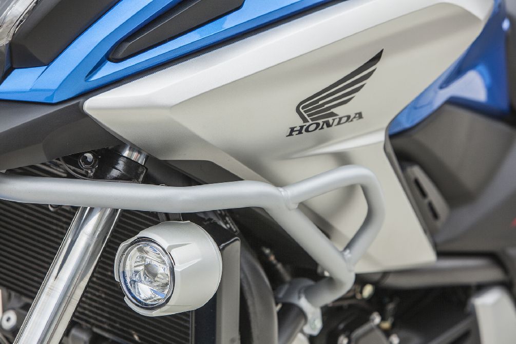 Honda NC750X - halogeny wspomagają skuteczny reflektor LED