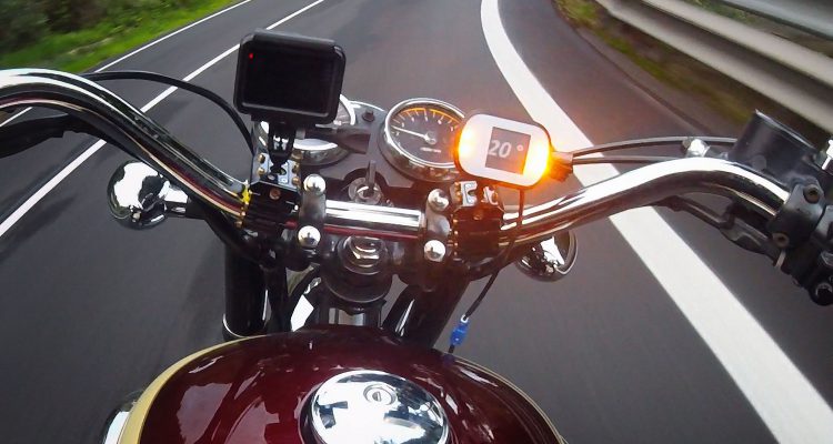 Kurvx na motocyklu pokaże kąt przechylenia w zakręcie
