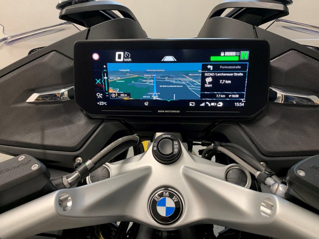 Panoramiczny ekran 10,25" w BMW R 1250 RT.