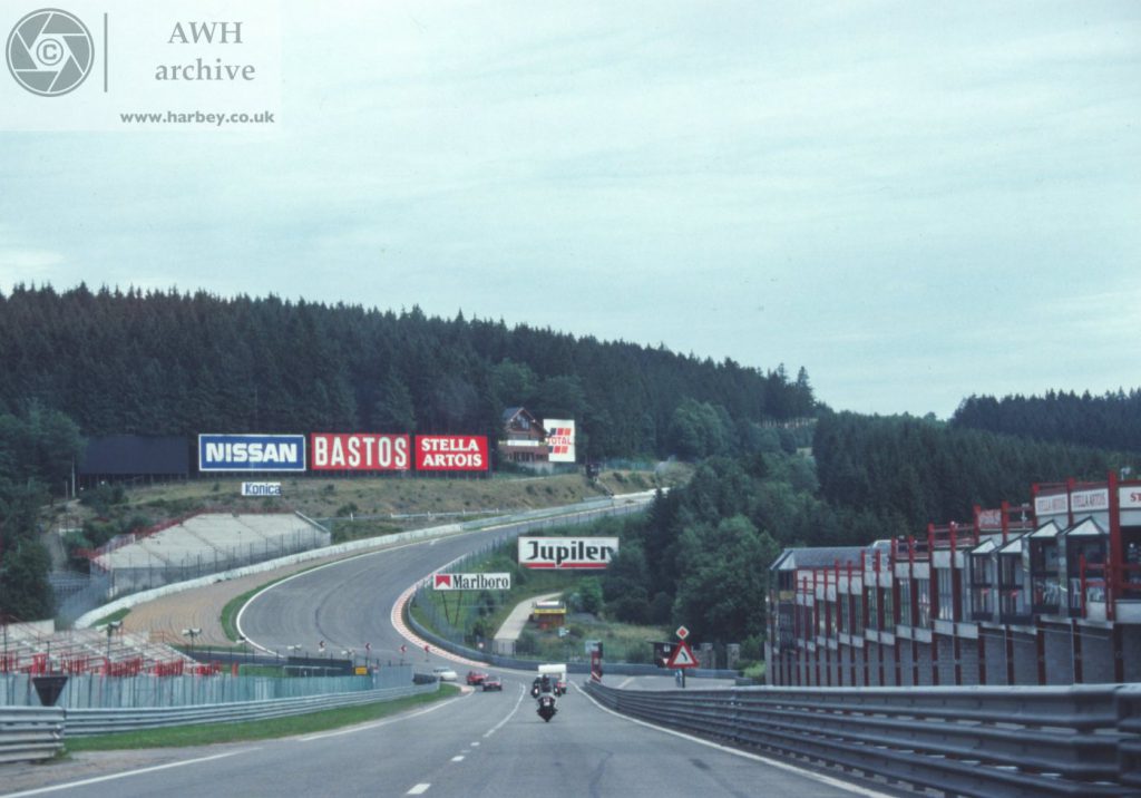 Eau Rouge (w dolinie w lewo) oraz Raidillon (pod górę w prawo oraz na szczycie w lewo) - tor Spa-Francorchamps w roku 1992.